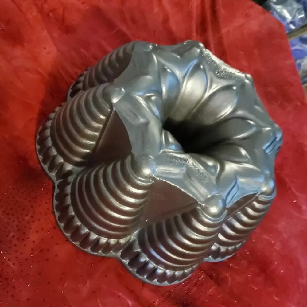VINTAGE NORDIC WARE GRAY/GREEN BUNDT PAN FIESTA PARTY